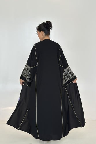 عباية سوداء كريب كوري | تطريز ناعم