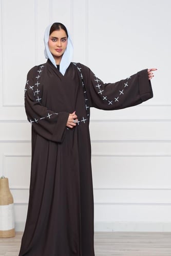 عباية كريب نواعم بني شوكلاته | تطريز هندسي ازرق