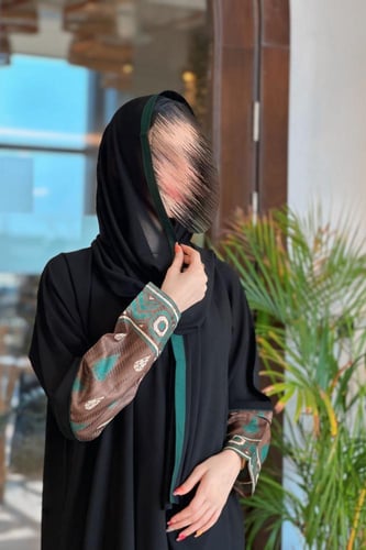 عباية كريب سوداء | أكمام حرير اخضر