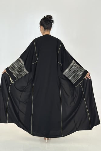 عباية سوداء كريب كوري | تطريز ناعم