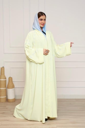 عباية كريب نواعم اصفر | بتطريز هندسي أزرق