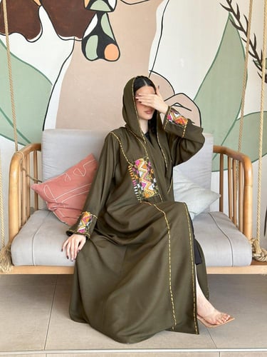 عباية كتان زيتي تطريز يدوي