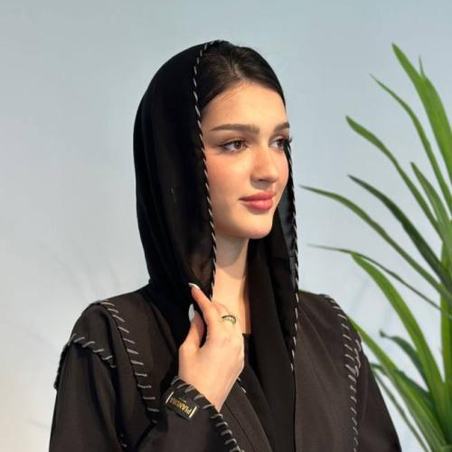 طرحة سوداء مطرزة برمادي