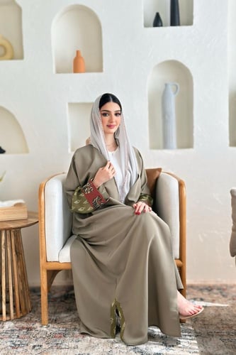 عباية كريب مغسول زيتي | تداخل قطن هندي وتطريز يدوي