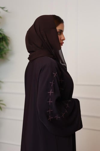 عباية كريب نواعم بني | بتطريز هندسي بلون افتح