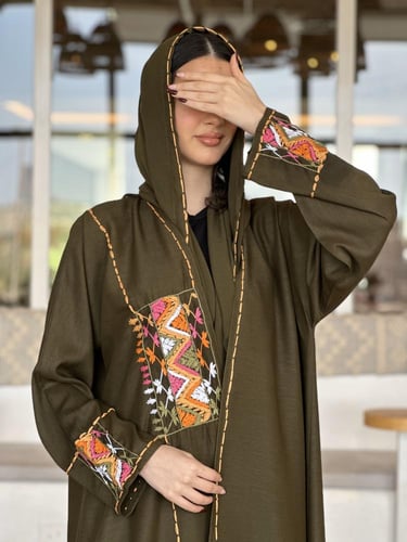 عباية كتان زيتي تطريز يدوي