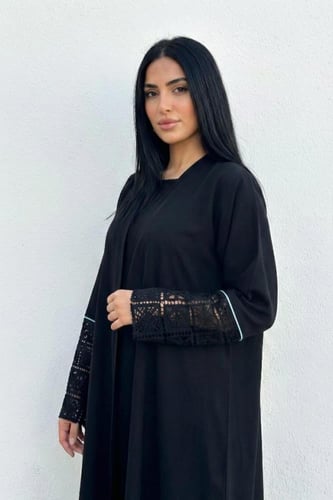 عباية حرير مغسول أسود | تفاصيل دانتيل هندسي