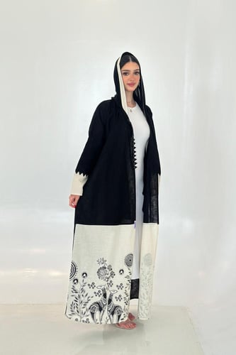 عباية كريب أسود وبيج | نقش ورود بقصة مستقيمة