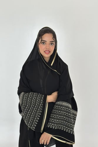 عباية سوداء كريب كوري | تطريز ناعم