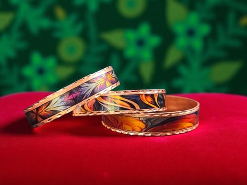 مجموعة 6 أساور نحاسية يدوية – تصاميم فنية ملونة