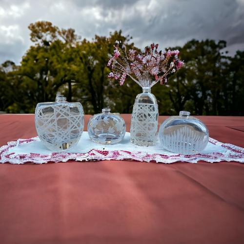 غرشات عطر مميزة الأشكال وبأحجام متنوعة مجموعة عدد...