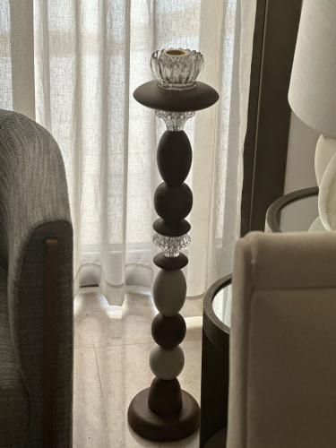 مبخرة أرضية بقاعدة خشبية أنيقة