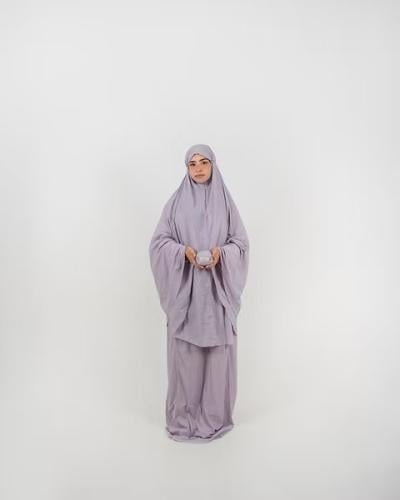 ‎حقيبة ميني تحتوي على ثوب صلاة متنقل مع سجادة صغيره للوجه ‏*Free size اللون البنفسجي فاتح Liliac purple ثوب كامل*