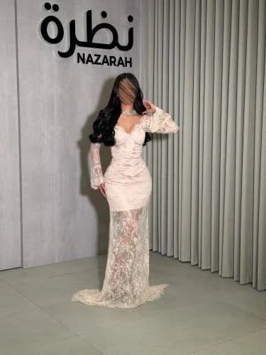 فستان سهرة بقصة كورسيه، مزين بالدانتيل والتطريز، بأكمام دانتيل، مع دانتيل شفاف من الأسفل