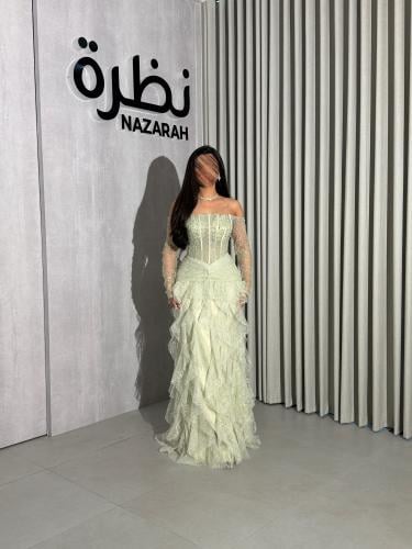 فستان بتصميم كورسيه مزين بتفاصيل لامعة ، مع اكمام دانتيل