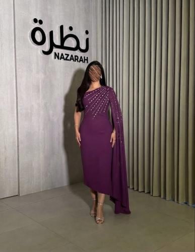 فستان سهرة ميدي بتصميم كتف واحد ووشاح منسدل