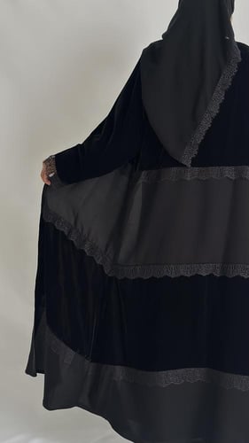 عباية مخمل بتفاصيل دانتيل انيقة