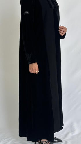 عباية مخمل سادة بقصة مستقيمة أنيقة