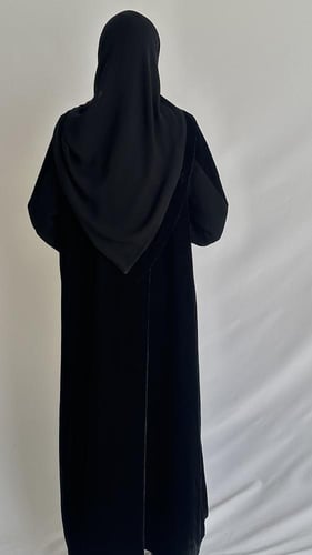 عباية مخمل سادة بقصة مستقيمة أنيقة