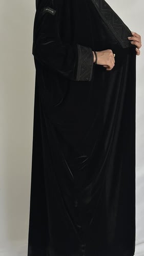 عباية بشت مخمل تطريز على الصدر والاكمام