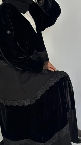 عباية مخمل بتفاصيل دانتيل انيقة