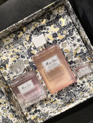 مجموعة مس ديور بلومنق بوكيه 3 قطع مع الملحقات