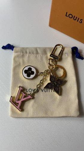 ميدالية لويس فيتون شامل كيس قماشي و بوكس