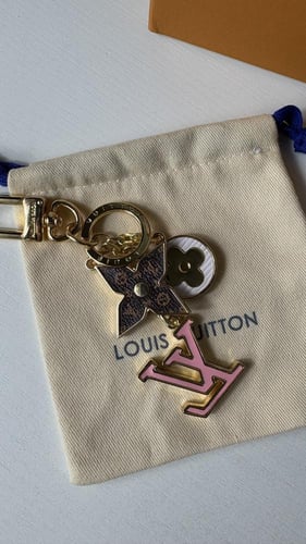 ميدالية لويس فيتون شامل كيس قماشي و بوكس