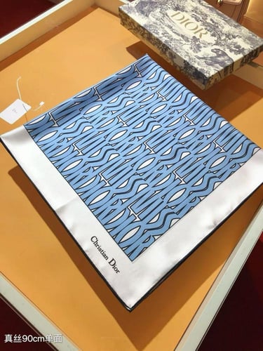 سكارف ديور ( سماوي ) شامل دست باق و كيس مقاس ٩٠ سم