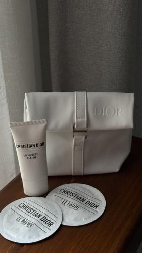 شنطة Dior شامل البوكس و غسول وكريم الي