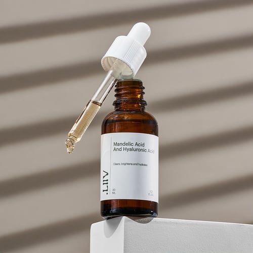 سيروم بحمض الماندليك و الهيالورونيك للتفتيح والترط...