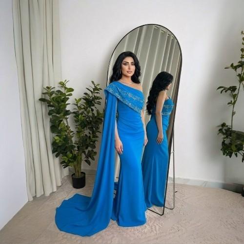 فستان سهرة أزرق باربي بكتف واحد مع تطريز ووشاح ملكي انسيابي.