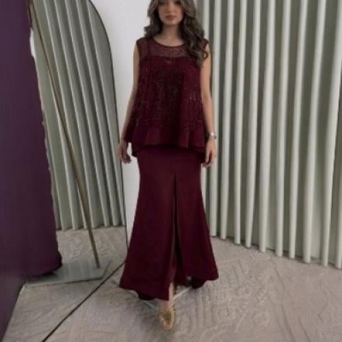 فستان سهرة باربي لون عنابي مع جزء علوي من الدانتيل المطر.