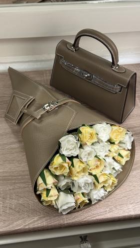 شنطة بيج مع باقة ورد بيبي روز اصفر وسكري