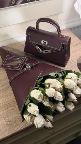 شنطة برغندي مع باقة ورد