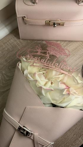 عبارة congratulations باللون الوردي