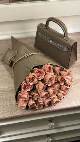 شنطة بيج مع باقة ورد بيبي روز وردي