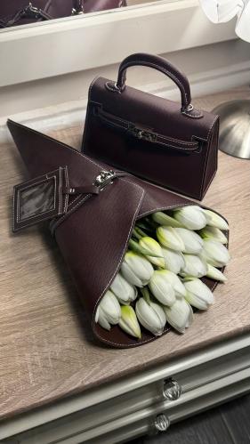 شنطة برغندي مع باقة ورد
