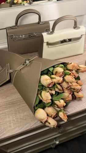 شنطة بيج مع باقة ورد