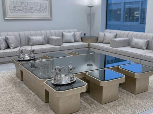 Floor sitting room table