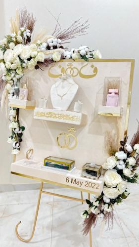 منصة عرض مجوهرات وإكسسوارات زفاف أو خطوبة