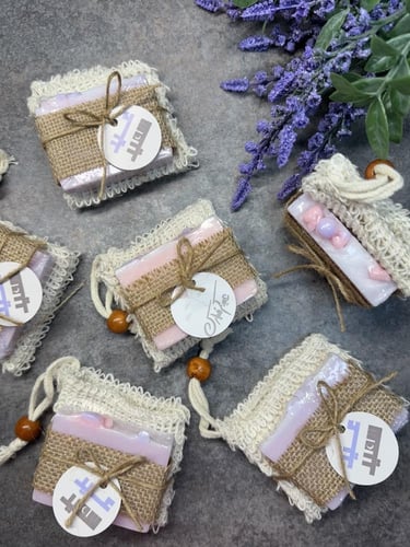 صابون طبيعي مع ليفة