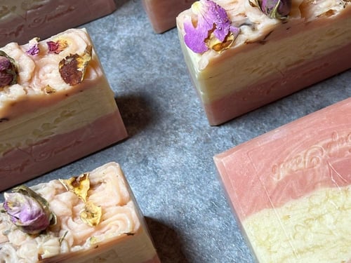 صابون طبيعي - الورد والطين
