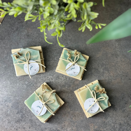 توزيعات صابون طبيعي مع قاعدة خشب