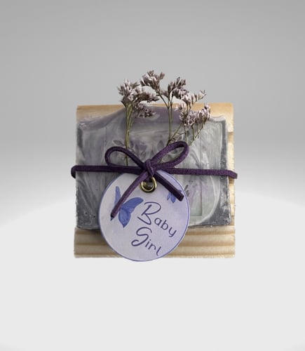 توزيعات صابون طبيعي مع قاعدة خشب