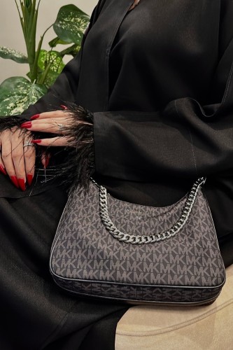 عباية اسود كريب ب أكمام ريش