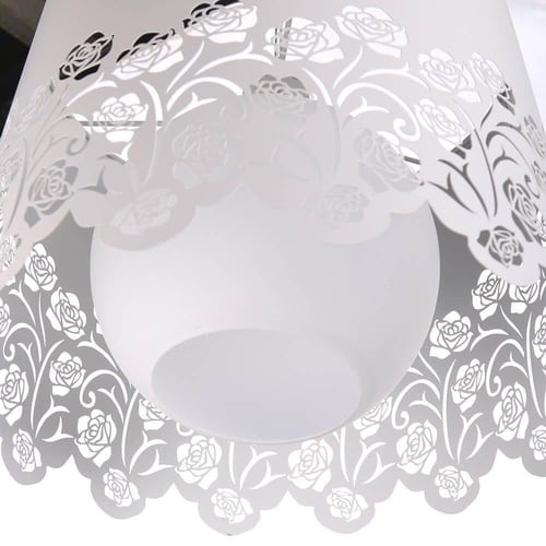 ثريا دائرية باللون الأبيض مع ورود محفورة