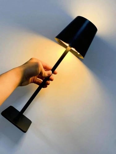 ابجورة طاوله باللون الاسود تعمل بالشحن ب 3 انارات