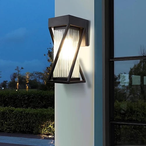 فانوس جداري زجاجي بلون اسود