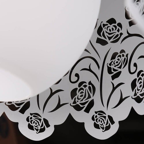 ثريا دائرية باللون الأبيض مع ورود محفورة